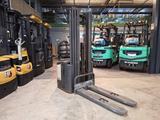 Hochhubwagen mit Deichsel Crown WE2300-16 - 1
