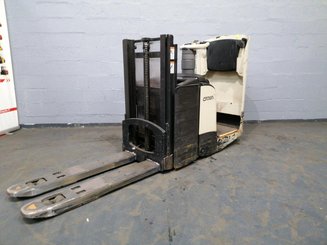 Gabelhochhubwagen mit klappbarer Plattform Crown DT3040