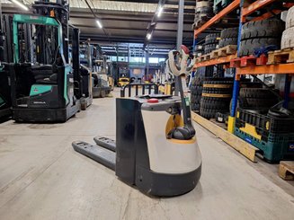 Niederhubwagen mit Deichsel Crown WP3080