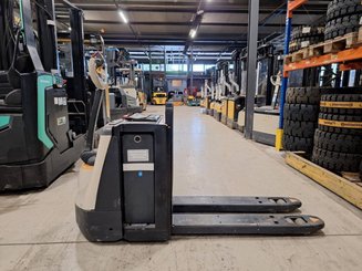 Niederhubwagen mit Deichsel Crown WP3080