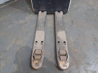 Niederhubwagen Fahrerstand Crown RT4020-2.0