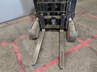 Schubmaststapler Caterpillar NR16N2