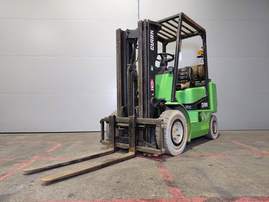 Gasstapler Clark CGP25 - 1