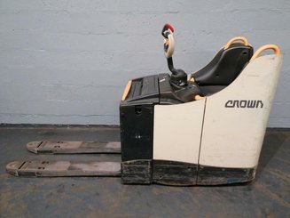 Niederhubwagen Fahrerstand Crown WT3040