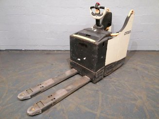 Niederhubwagen Fahrerstand Crown WT3040