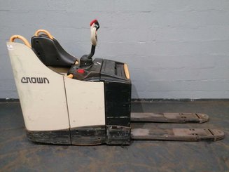Niederhubwagen Fahrerstand Crown WT3040