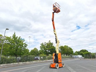 Gelenkarbeitsbühne JLG E300AJP - 18