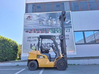 4-Rad Gabelstapler Caterpillar GP30N