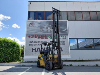 4-Rad Gabelstapler Caterpillar GP30N