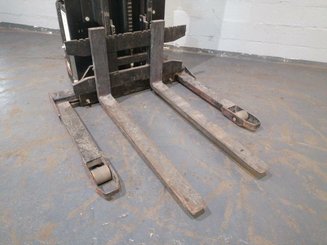 Mitgänger-Spreizenstapler Caterpillar NSP12NS - 4