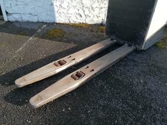 Niederhubwagen Fahrerstand Crown RT4000