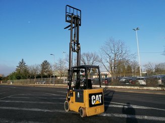 4-Rad Gabelstapler Caterpillar EC25