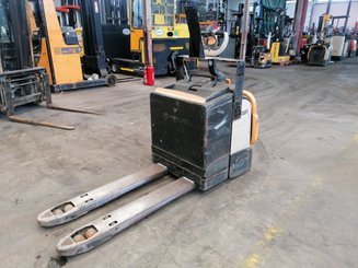 Niederhubwagen Fahrerstand Crown WT3040 - 3