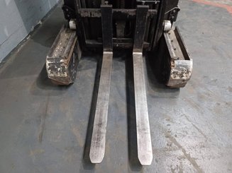 Schubmaststapler Caterpillar NR16N