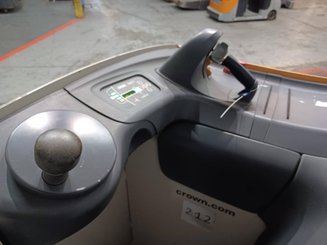 Niederhubwagen Fahrerstand Crown RT4020-2.0