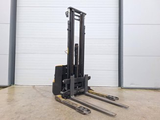 Mitgänger-Spreizenstapler Caterpillar NSP16N2S