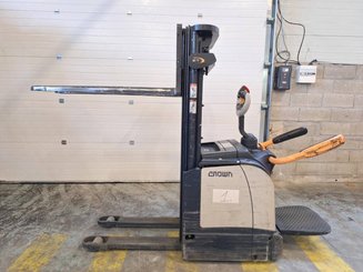 Gabelhochhubwagen mit klappbarer Plattform Crown ET4000-1.4