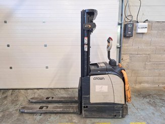 Gabelhochhubwagen mit klappbarer Plattform Crown ET4000-1.4