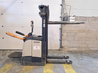 Gabelhochhubwagen mit klappbarer Plattform Crown ET4000-1.4