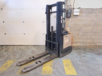 Gabelhochhubwagen mit klappbarer Plattform Crown ET4000-1.4