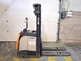 Gabelhochhubwagen mit klappbarer Plattform Crown ET4000-1.4