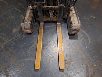Schubmaststapler Caterpillar NR16N2