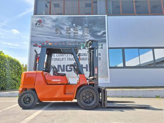 4-Rad Gabelstapler Nissan F04D40Q - 5