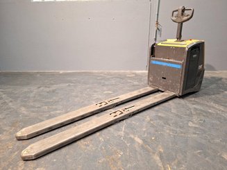 Niederhubwagen Fahrerstand Caterpillar NPV20N2