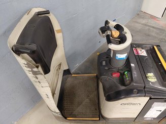 Niederhubwagen Fahrerstand Crown WT3040 2.00