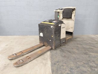 Niederhubwagen Fahrerstand Crown WT3040 2.00
