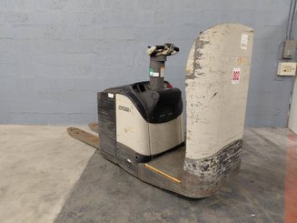 Niederhubwagen Fahrerstand Crown WT3040 2.00