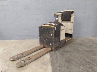 Niederhubwagen Fahrerstand Crown WT3040 2.00