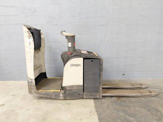 Niederhubwagen Fahrerstand Crown WT3040 2.00