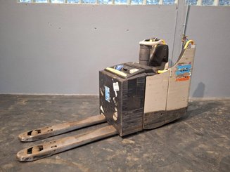 Niederhubwagen Fahrerstand Crown WT3040 2.00