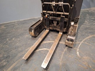 Schubmaststapler Caterpillar NR16N