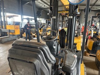 4-Rad Gabelstapler Caterpillar GP30NTD