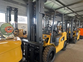 4-Rad Gabelstapler Caterpillar GP30NTD
