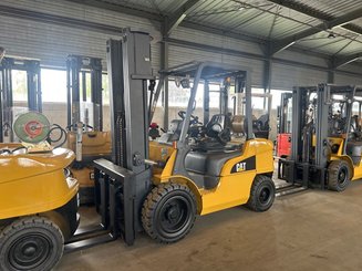 4-Rad Gabelstapler Caterpillar GP30NTD