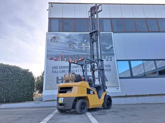 4-Rad Gabelstapler Caterpillar GP30NT
