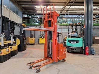 Hochhubwagen mit Deichsel BT LSF 1250 EE