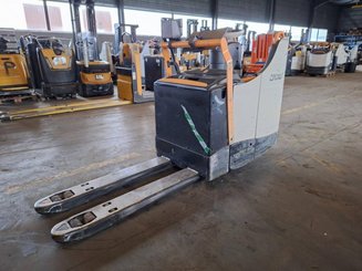 Niederhubwagen Fahrerstand Crown WT3040