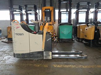 Niederhubwagen Fahrerstand Crown WT3040