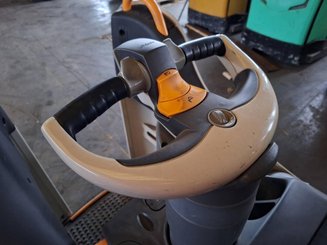 Niederhubwagen Fahrerstand Crown WT3040