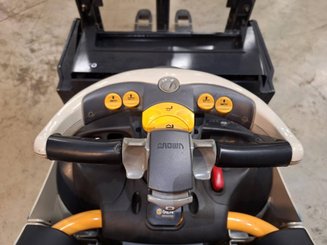 Hochhubwagen Fahrerstand Crown DT3040 - 13