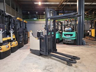 Hochhubwagen Fahrerstand Crown DT3040 - 11