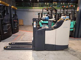 Hochhubwagen Fahrerstand Crown DT3040 - 5