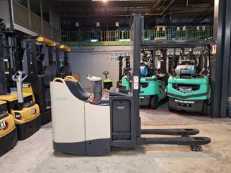 Hochhubwagen Fahrerstand Crown DT3040 - 10