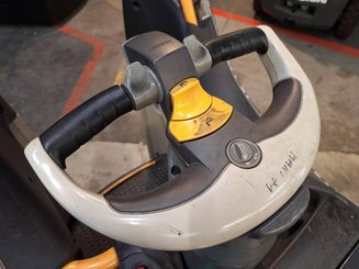 Niederhubwagen Fahrerstand Crown WT3040 2.00