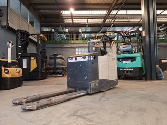 Niederhubwagen Fahrerstand Crown WT3040 2.00