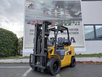 4-Rad Gabelstapler Caterpillar GP30N